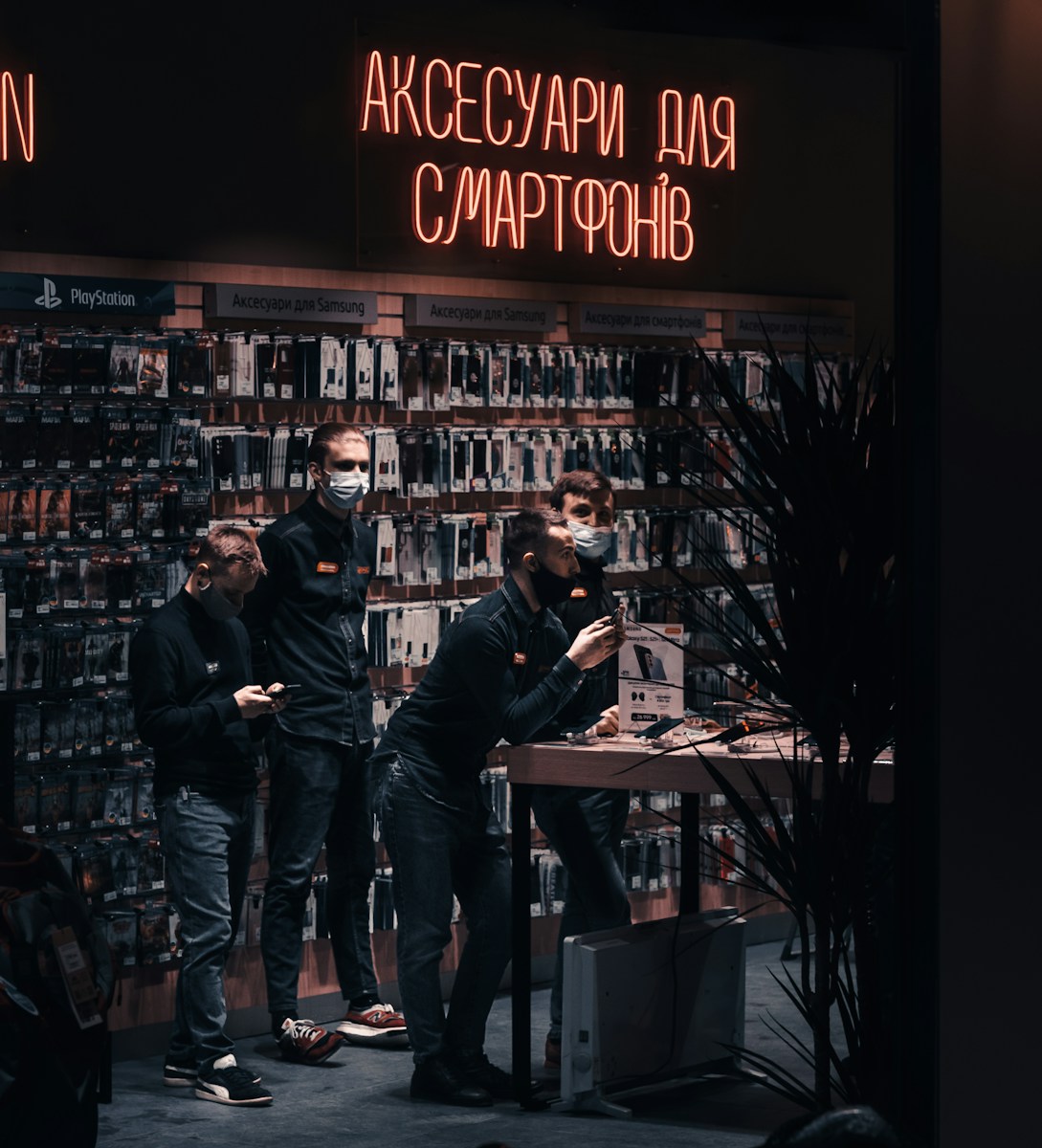 mensen in telefoonwinkel