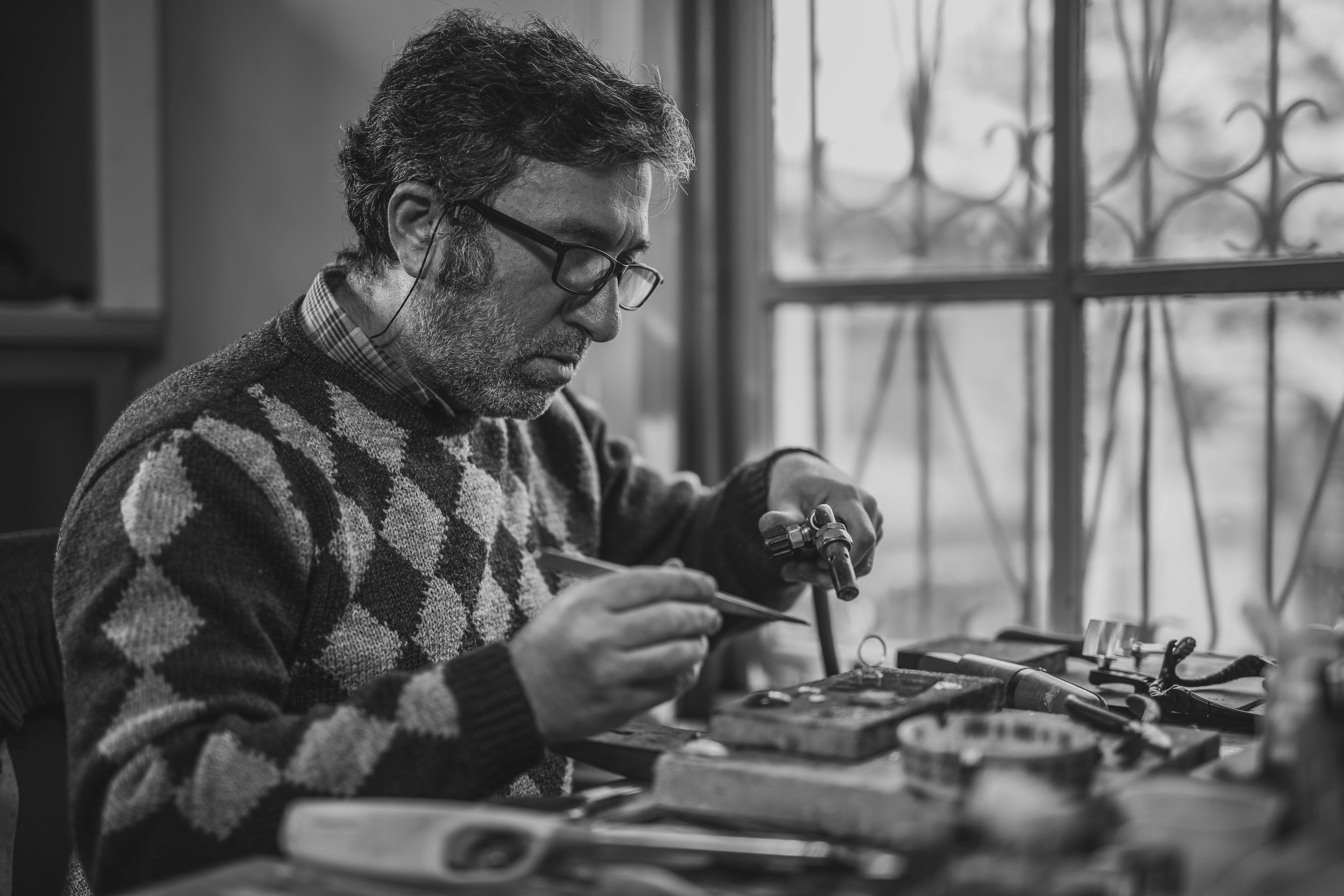 een man die werkt aan elektriciteit